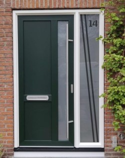 Raamfolie verticaal met 2 schuine strakke strepen en huisnummer
